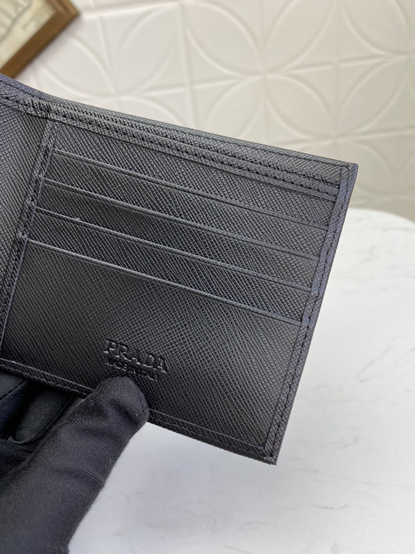 プラダ財布コピー着用イメージ